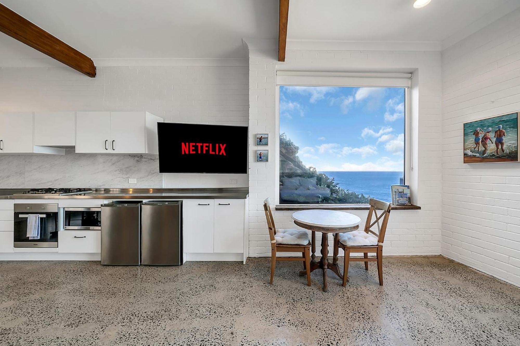 Cliffside: Bondi Apartment