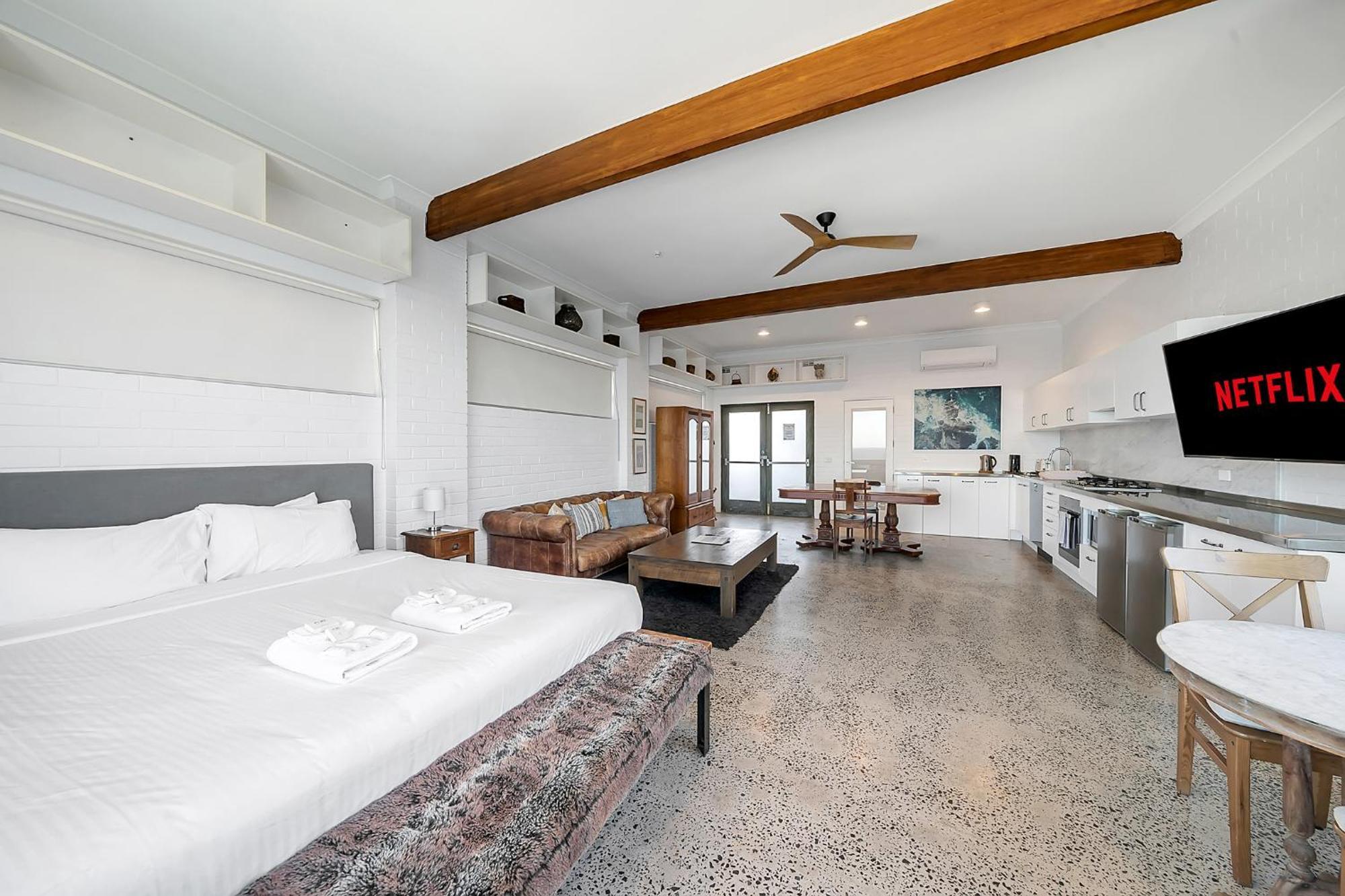 Cliffside: Bondi Apartment *